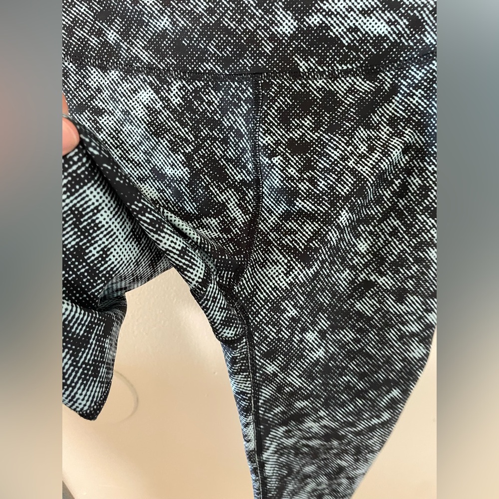 ✨Under Armour Crop Compression Leggings Size XS - Picture 3 of 7